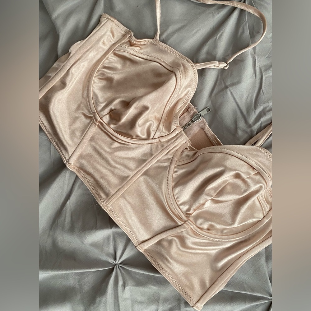 Petit top Rose en satin porté 2 fois seulement taille L